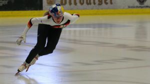 Die zweimalige Olympia-Teilnehmerin und dreifache EM-Medaillengewinnerin Anna Seidel dreht auf dem Eis der EgeTrans-Arena bereits probeweise ihre ersten Runden. ⇥