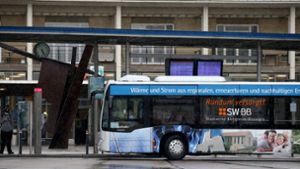 Ein Spillmann-Bus fährt am Bahnhof in Bietigheim ein. Foto: Martin Kalb