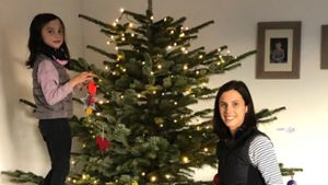 Jessica McKnight und die beiden Kinder Ava (7) und Calder (4) schmücken den Weihnachtsbaum. Papa Matt McKnight macht in der Zwischenzeit Erinnerungsfotos. ⇥
