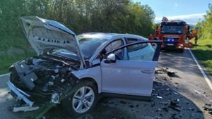 Schwerer Unfall bei Großbottwar: Zwei Verletzte nach Frontal-Kollision auf Autobahnzubringer