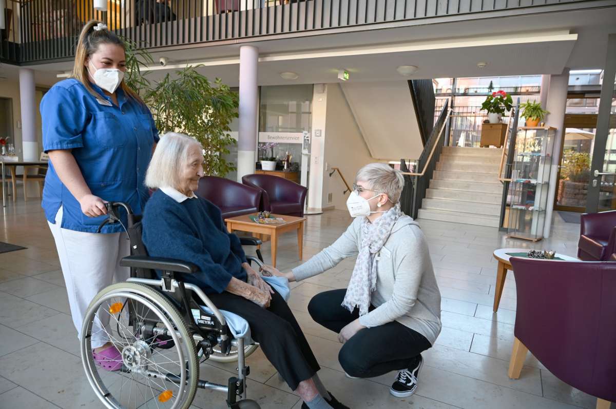 Pflegepersonal in Seniorenheimen: Pflegekräfte am Limit