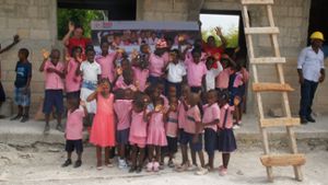 Matthias Eigel (oben links) bei einem seiner Besuche in Dano, wo das Projekt „Haiti wir helfen“ eine Schule für zahlreiche Kinder gebaut hat und immer noch ausbaut.⇥ Foto: Eigel