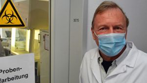 Der Leiter des MVZ Labors in Ludwigsburg, Professor Dr. Rüdiger Braun, vor einem Raum in dem Tests auf das neue Coronavirus durchgeführt werden. Es gelten strikte Hygieneregeln, so dass nur Mitarbeiter das sterile Labor betreten dürfen.⇥
