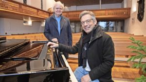 Tobias Horn (am Steinway-Flügel) und Alexander Pieschel-Kammerer engagieren sich sehr für die Kirchenmusik in der Stadtkirche Besigheim.  Foto: /Martin Kalb