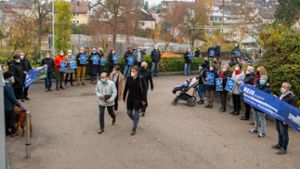 Die Gegner der Klärschlammverbrennungsanlage der Initiative „Bürger im Neckartal“ bildeten mit ihren Plakaten ein Spalier. Foto: Oliver Bürkle