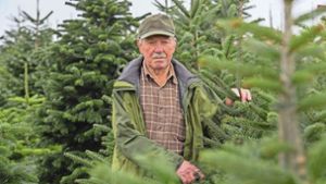 Rolf Wachtstetter mit seinen Christbäumen. Der 82-jährige Seniorchef der Firma Wachtstetter Garten- und Landschaftsbau zieht sich  aus den Geschäften zurück. Foto: /Martin Kalb