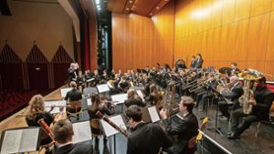 Das Jugendblasorchester der Musikschule Stuttgart bestritt den ersten Teil des Konzerts im Bietigheimer Kronenzentrum. Foto: /Oliver Bürkle