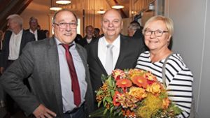 Bürgermeister Jürgen Scholz (Mitte) und seine Ehefrau Margit nehmen die Glückwünsche zur Wiederwahl vom Gemeindewahlleiter Sieghard Geske entgegen. Foto: /mb