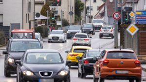 Durch ganz Kirchheim gilt seit Sommer 2020 Tempo 30. Deshalb bildet sich in der Hauptstraße zu den Stoßzeiten zähflüssiger Verkehr oder Stau. Aber den Anwohnern geht es nun besser.⇥ Foto: Helmut Pangerl
