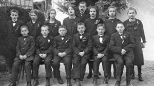 Pfarrer Theodor Eitle mit Konfirmanden in den 1920er Jahren.  Eitle war von 1916 bis 1924 Seelsorger in Ochsenbach und Spielberg.⇥