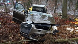 Die 73-Jährige war mit ihrem Audi gegen mehrere Bäume gekracht.