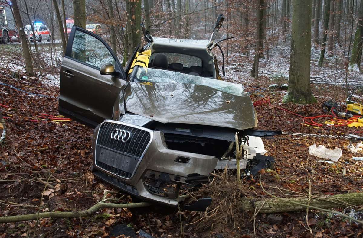 Tödlicher Unfall bei Ditzingen: Auto prallt gegen Bäume – Frau erliegt in Klinik ihren Verletzungen