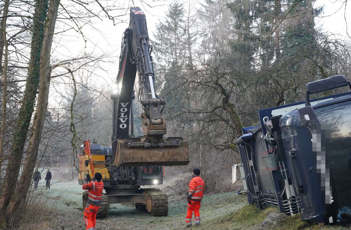 Umgekippter Mülllaster in Sachsenheim: Die Bergung soll den ganzen Tag dauern