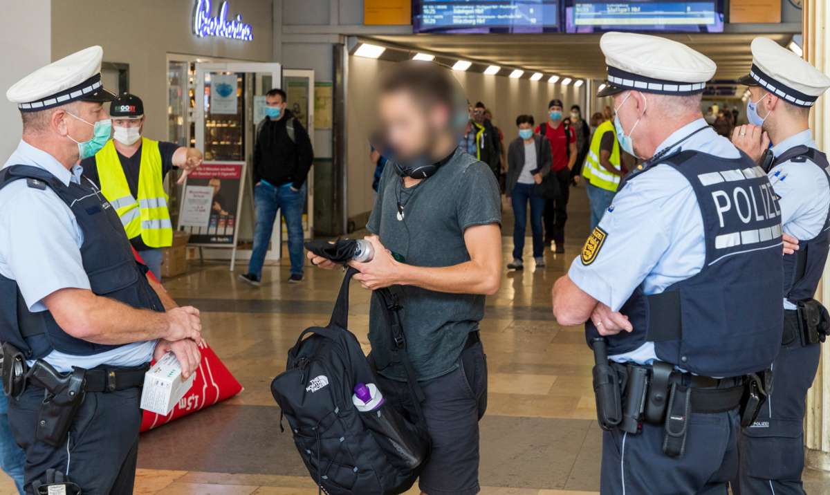 Aktion am Bahnhof: Polizei kontrolliert Einhaltung der Maskenpflicht im ÖPNV
