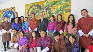 Zu seiner Ausstellung begrüßte Roland Bentz (hinten, Fünfter von rechts) Gäste aus Bhutan, darunter auch den Ministerpräsidenten des Landes Lotai Tshering (Sechster von rechts). Foto: /Martin Kalb