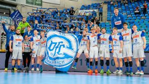 Die Mannschaft des VfL Gummersbach feiert vor der Fankurve den vorzeitigen Aufstieg in die Erste Handball-Bundesliga. ⇥ Foto: Marco Wolf
