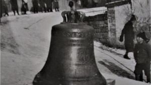 1941 wurde die große Glocke der Georgskirche für Kriegszwecke vom Turm geholt.  Foto: Friedrich EinkÃ¶rn