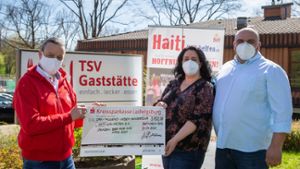 Von links: Matthias Eigel, Vorsitzender von „Haiti WIR helfen“, freut sich über fast 3800 Euro von den Wirtsleuten der TSV-Gaststätte Bietigheim, Ileana und David Pinna.⇥ Foto: Oliver Bürkle