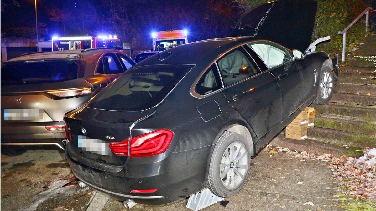 Spektakulärer Unfall in Gerlingen: BMW landet auf Treppe – Fahrerin leicht verletzt