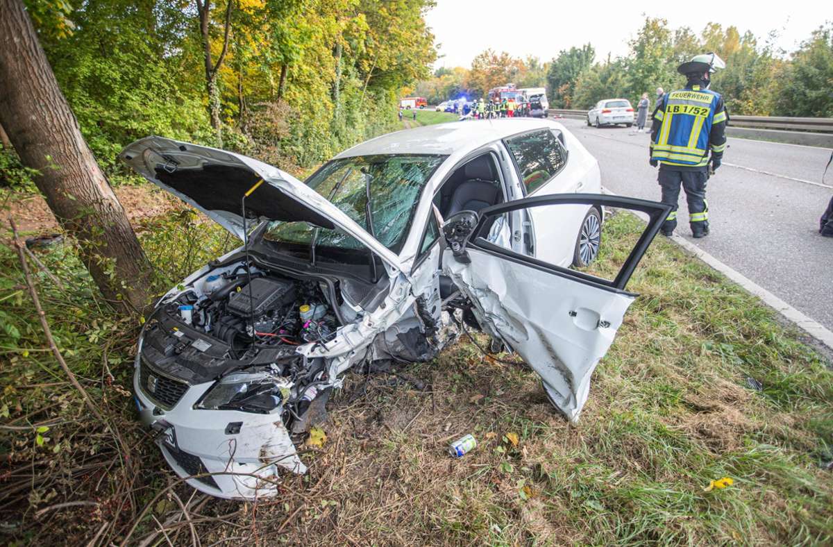 Unfall zwischen Ludwigsburg und Marbach: Frontal-Kollision auf der Landstraße – zwei Verletzte