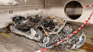Noch stehen die Reste des am 20. März ausgebrannten Fahrzeugs in der Tiefgarage Farbstraße in Bietigheim-Bissingen. Erst wenn die Polizei es freigibt, kann es abgeschleppt werden.⇥