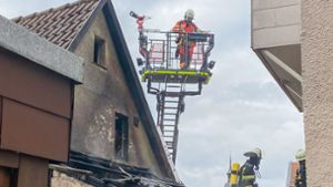 Gleich vier Feuerwehren waren am Sonntagvormittag im Einsatz um einen Wohnhausbrand zu löschen. Foto: /Karsten Schmalz
