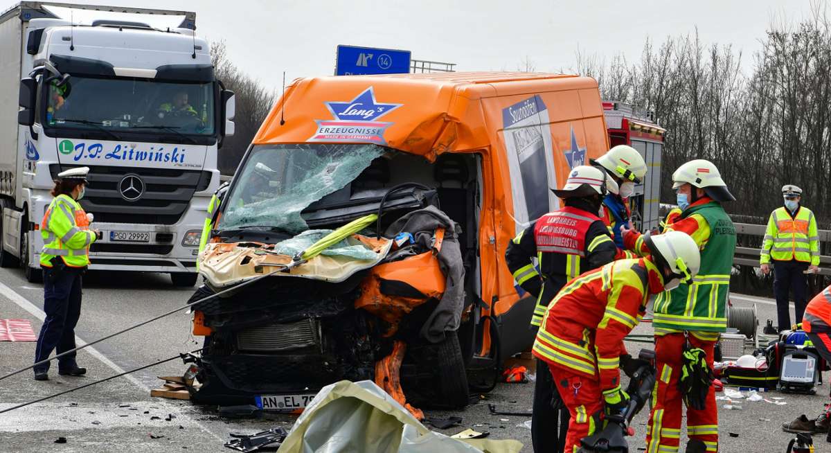 Schwerer Unfall zwischen Pleidelsheim und Mundelsheim: Sprinter-Fahrer rast auf Autobahn in Stauende