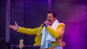 Die „Queen Revival Band“ begeisterte das Publikum auf dem Besigheimer Kelterplatz. Harry Rose coverte Freddie Mercury stilecht mit Mikrofon an der Halterung. Auch die anderen Bandmitglieder überzeugten beim Open-Air-Konzert.⇥ Foto: Oliver Bürkle