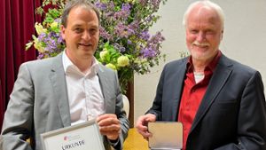 Bürgermeister Albrecht Dautel überreichte am Samstag Dittmar Zäh die Bürgermedaille für dessen Engagement. ⇥ Foto: Stadt Bönnigheim