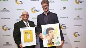 Der LSV-Vorsitzende Jürgen Scholz ehrte den „Trainer des Jahres“, Markus Gaugisch (rechts). Foto: Pressefoto Baumann/Julia Rahn