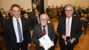 Kurt Sartorius (Mitte) bekommt von Landrat Dietmar Allgaier (rechts), in Anwesenheit von Bönnigheims Bürgermeister Albrecht Dautel die Staufermedaille verliehen.⇥ Foto: Werner Kuhnle