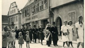 Nach bitteren Kriegsjahren war die erste Hochzeit in Bönnigheim ein freudiges Ereignis. Am 18. August 1945 heirateten Anna Lieberherr und Hermann Sartorius und zogen an der Kriegsruine des Rathauses vorbei.⇥