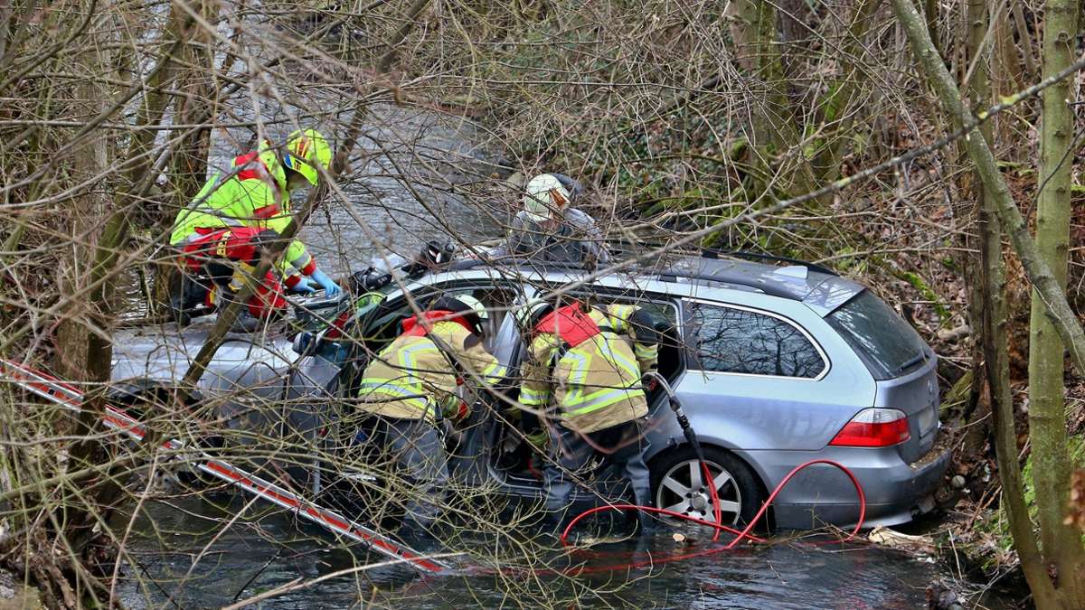 Unfall in Ditzingen: Senior landet mit Auto in der Glems