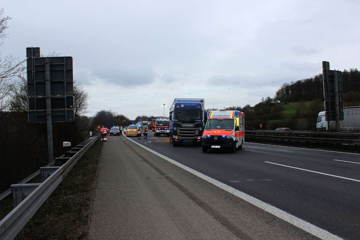 Tödlicher Unfall auf der Autobahn: Mann auf der A81 von Sattelzug erfasst