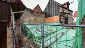 Die Scheune in der Michaelsbergstraße 25/5 wurde 2020 abgerissen. Woraufhin der marode Zustand der dortigen Stadtmauer sichtbar wurde. Es besteht Sanierungsbedarf, sind sich die Gemeinderäte einig. ⇥ Foto: Martin Kalb