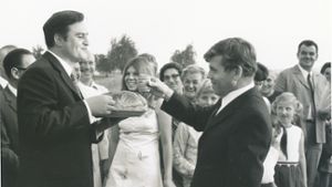 Der Besigheimer Bürgermeister Werner Grau (links) und sein Amtskollege Walter Müller aus Ottmarsheim bei der Übergabe von Brot und Salz anlässlich der Eingemeindung von Ottmarsheim im September 1971. ⇥