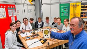 Hans Rampsperger (rechts) baute beim Nachhaltigkeitstag der Ellentalgymnasien mit den Schülern  Solarleuchten.
