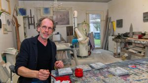 Der Bissinger Künstler Dieter Kränzlein in seiner Werkstatt, in der er auch in der ausstellungsfreien Zeit jeden Tag arbeitet.⇥
