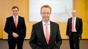 Der Vorstand der Kreissparkasse Ludwigsburg hat die Bilanz für das Jahr 2021 vorgestellt (von links): Thomas Raab, Dr. Heinz-Werner Schulte und Dieter Wizemann. Foto: Werner Kuhnle