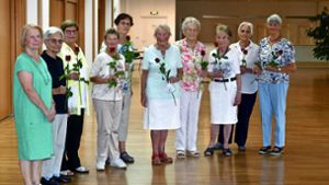 Im Kronenzentrum feierte der „Club der Frau“ sein 50-jähriges Bestehen. Zehn Gründungsmitglieder wurden geehrt. Links: Vorsitzende Walburga Schell  . Foto: /Martin Kalb
