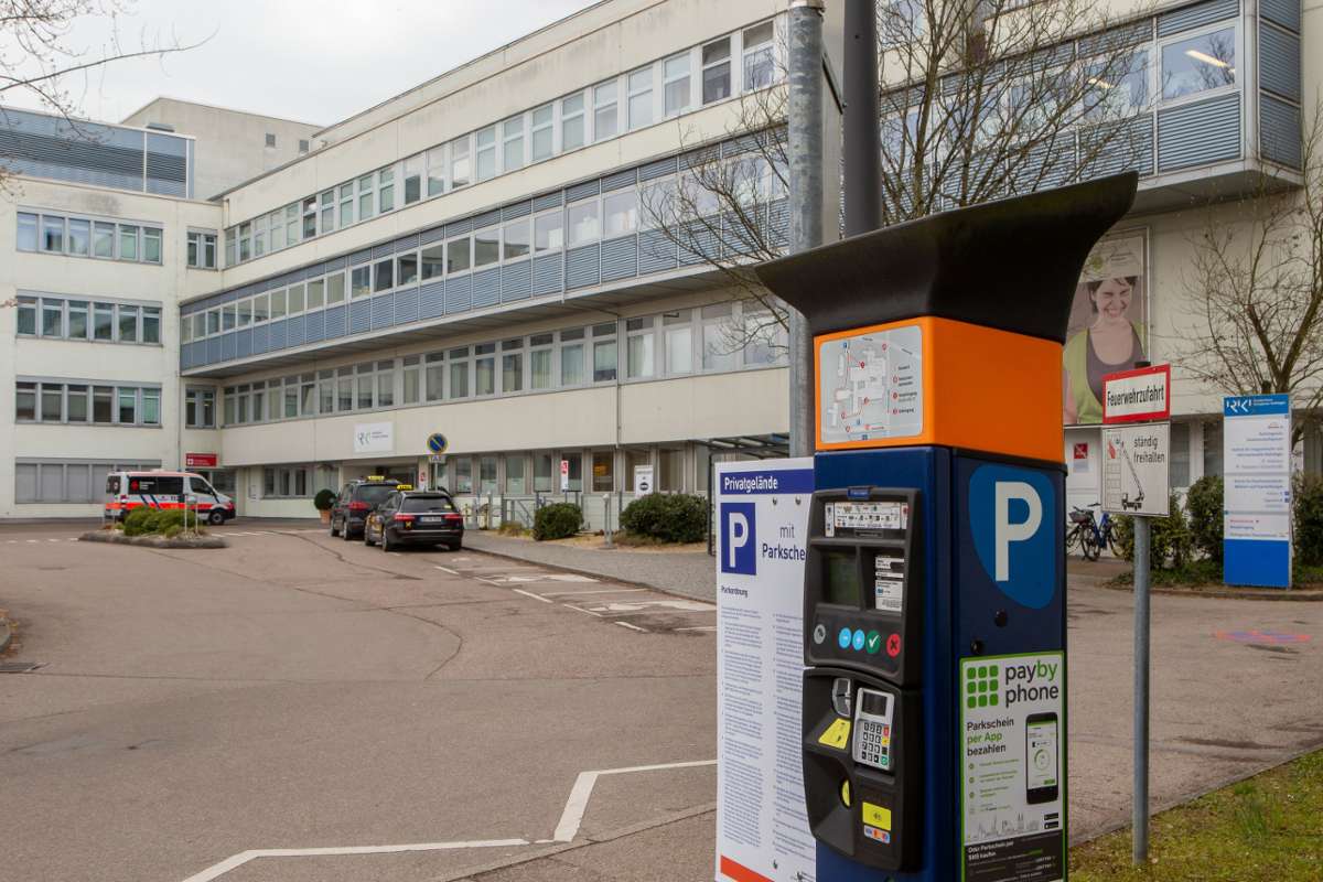 Wer am Krankenhaus falsch parkt, kassiert schnell ein Bußgeld: Am Parkplatz gibt es Ärger