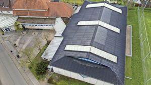 Das Dach der Oberriexinger Sporthalle aus den 1980er Jahren wird dieses Jahr saniert. Foto: /Martin Kalb