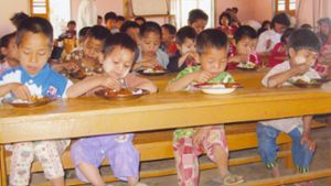 Kinder beim Essen in Myanmar. Die Versorgungslage hat sich verschlechtert.⇥