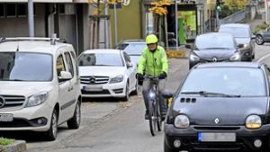 Für Fahrradfahrer kommt es auf der relativ engen und stark von Autos befahrenen Hauptstraße in Großsachsenheim oft zu gefährlichen Situationen. Foto: Martin Kalb
