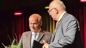 Hans Buhlinger (links) nimmt die Auszeichnung von Bürgermeister Martin Bernhard entgegen. Foto: /Stadt Tamm
