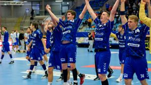 Die Handballer der SG BBM Bietigheim feiern mit ihren Fans den Heimsieg gegen Hüttenberg. Hier reißen Alexander Pfeifer, Sven Weßeling und Lukas Süsser bei La Ola die Arme hoch. ⇥ Foto: Marco Wolf