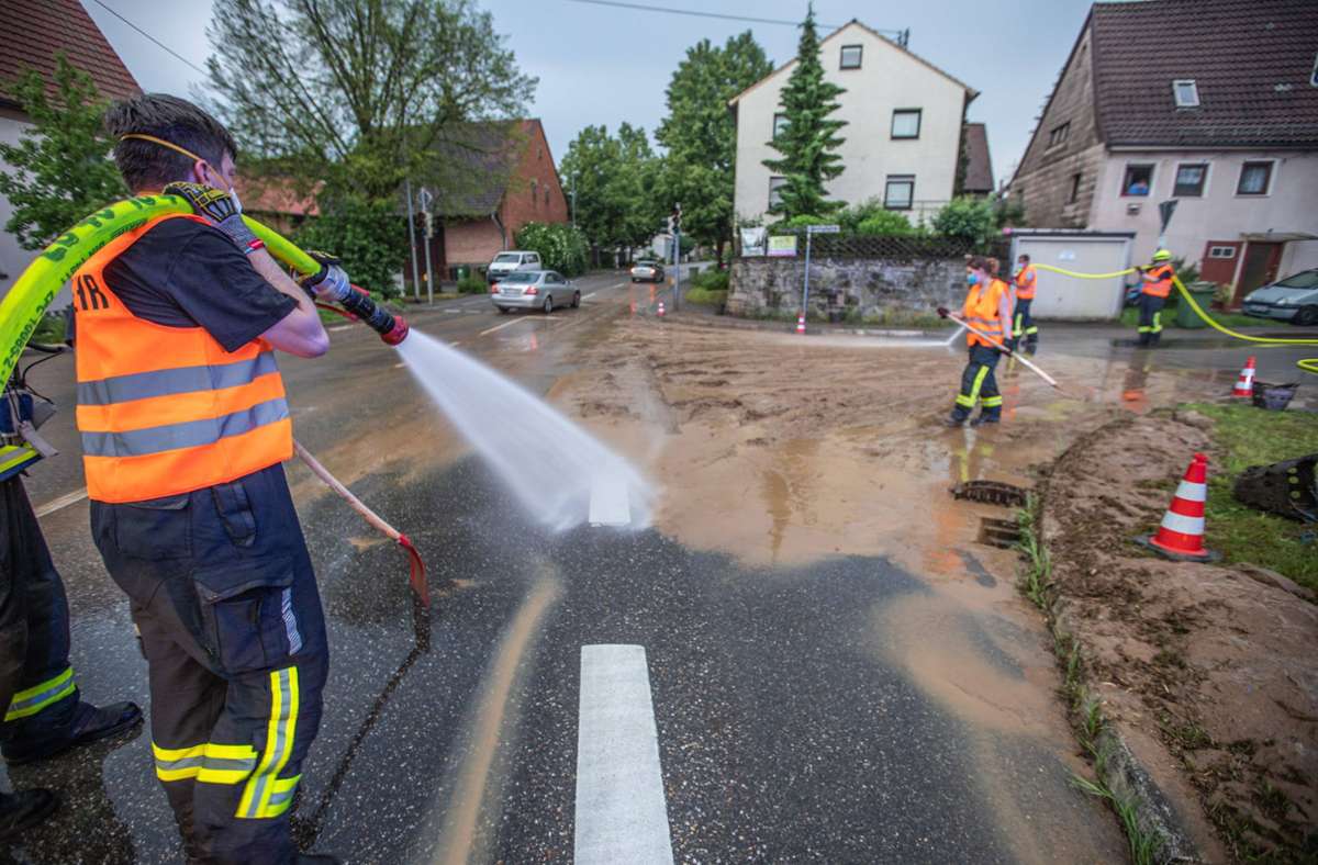 Feuerwehreinsatz in Tamm: Starkregen verwandelt Kreuzung in Schlammbad