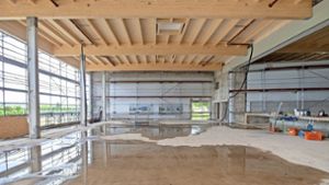 In der Mehrzweckhalle ist die Deckenkonstruktion aus Holz sichtbar. Das Lehrschwimmbecken „Bädle“ befindet sich darunter. Foto: /Oliver Bürkle