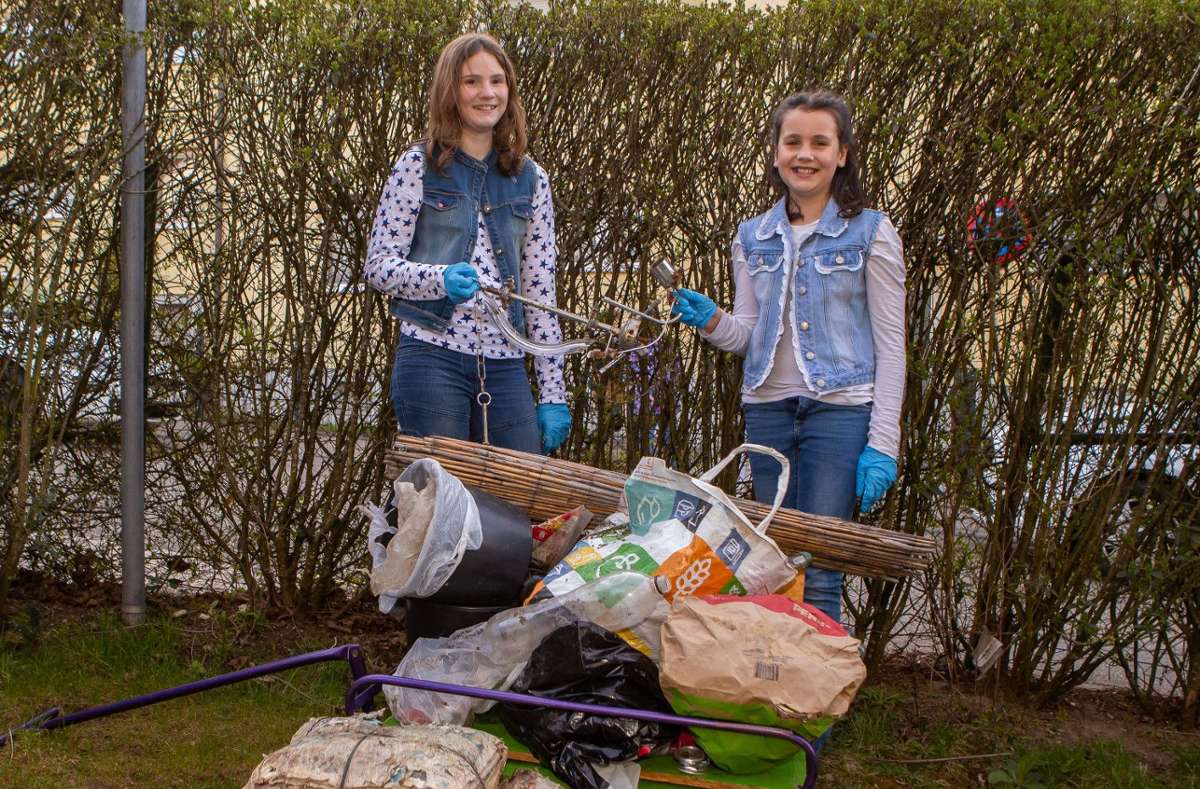 Marlene Heinrich und Vivien Glock wollen die Natur um Sachsenheim sauberer machen: Mädchen sammeln wilden Müll