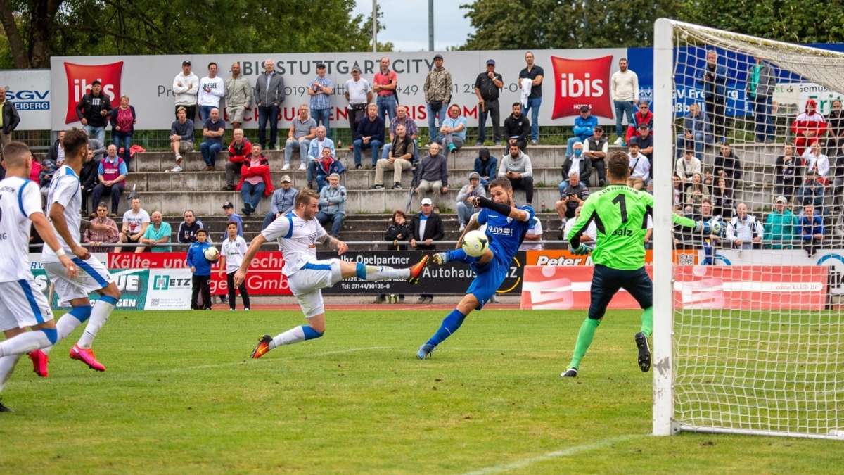 Fußball-Oberliga: Freiberg schlägt Pforzheim mit 2:0: Grüttner bricht trotz Handbruch den Bann